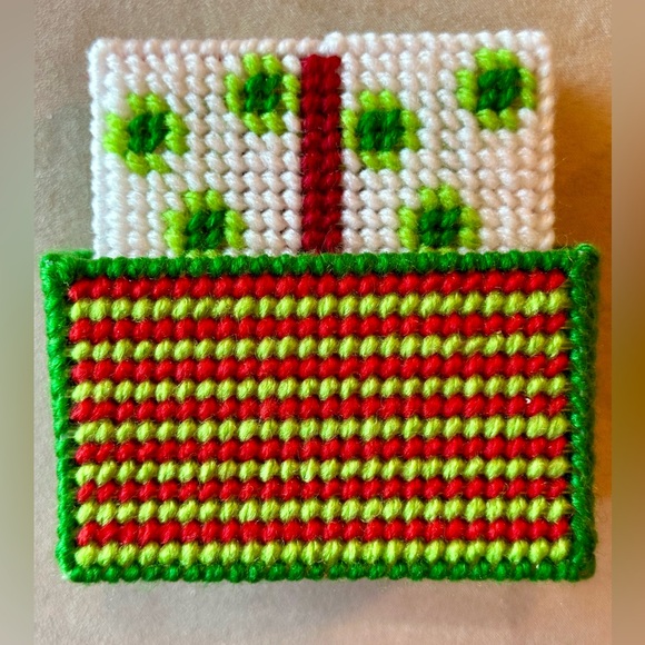 New Handmade Christmas Yarn & Needlepoint set of 6 Coasters in Holder. Vintage - Picture 4 of 13